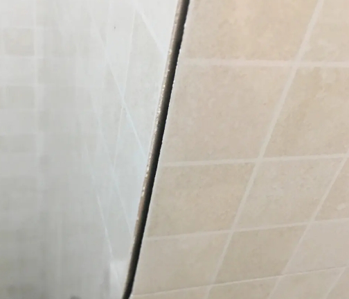 东西湖瓷砖空鼓维修公司分享阳台瓷砖脱落的修复过程可以分为以下几个步骤