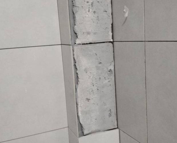 东西湖瓷砖空鼓维修公司分享下瓷砖施工前基层浇水润湿程度不足，可能导致以下问题