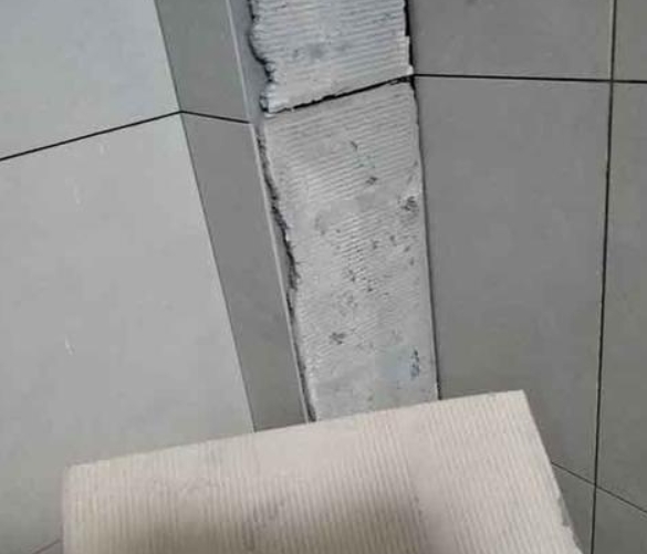 东西湖瓷砖空鼓维修公司分享下厨房瓷砖脱落的补救措施。